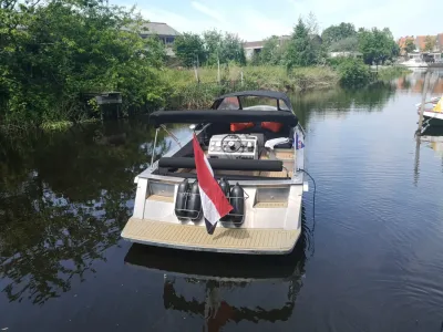 aluminium boot in kanaal, achteraanzicht