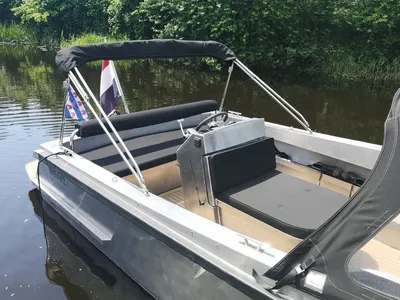 kleine aluminium boot op rustig water