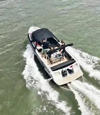 open speedboot op het water, luchtfoto