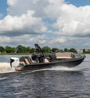 Aluminium recreatieboot op open water