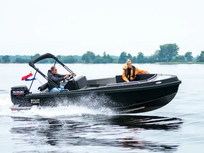 aluminium tender boot op open water