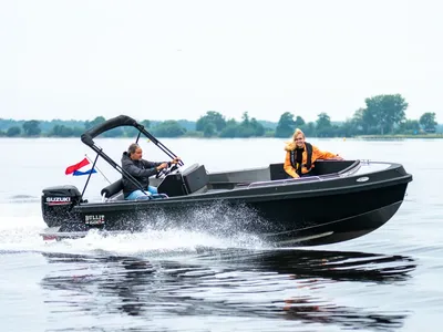 aluminium open boot met twee personen