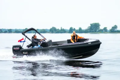 zwarte aluminium tender met twee personen