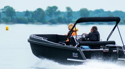 zwarte aluminium boot met twee personen