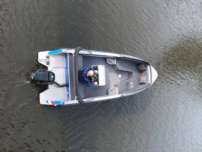 bovenzicht van kleine aluminium tender met bestuurder