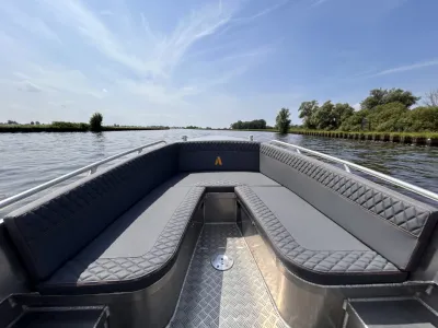 voorste zitbank van aluminium boot op het water