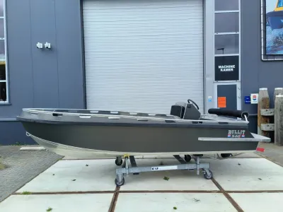 aluminium boot op trailer voor gebouw