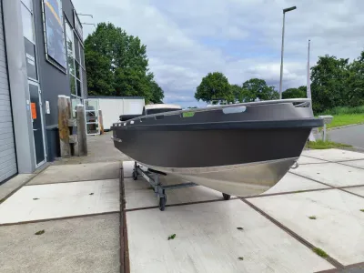 aluminium boot op trailer buiten