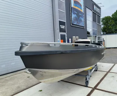 aluminium boot op trailer bij gebouw