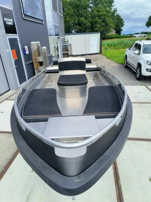 aluminium boot op oprit bij bedrijfsgebouw