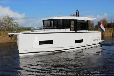 wit motorjacht op rustig water