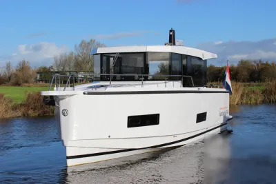 wit motorjacht op rustige rivier