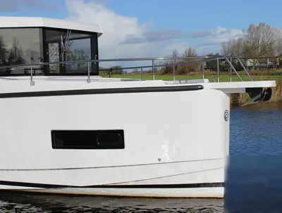 voorkant van wit motorjacht in water