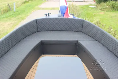 voorkant boot met gestoffeerde zitbank
