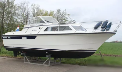 motorjacht op de kant bij polder