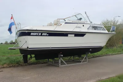 motorboot op bok naast weg