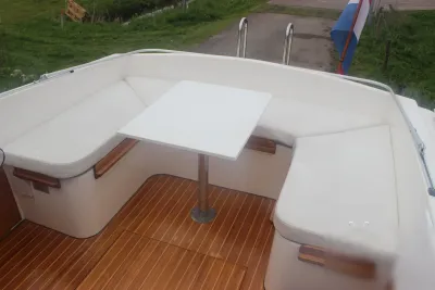 kuip met zitbank en tafel