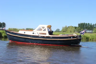 Kajuitmotorboot op rustig water