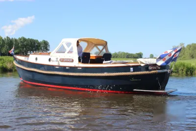 kajuitmotorboot op rustig water