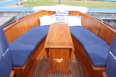 voorkajuit met houten tafel en zitbanken