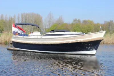 motorboot op water met riet en bomen