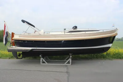 zijaanzicht van een motorboot op bok