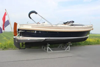 boot op bok langs weg