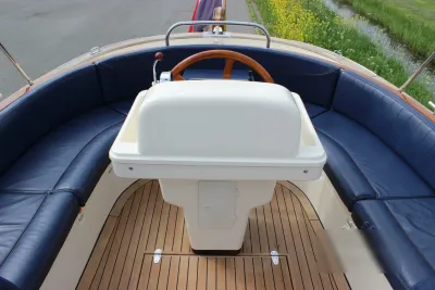 zitgedeelte en stuurconsole van boot