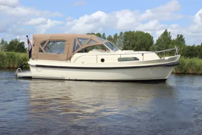 witte motorboot op binnenwater