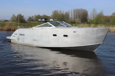 aluminium motorboot op het water