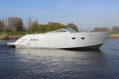 grijze motorboot zijaanzicht op water