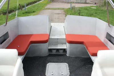 kuip met rode kussen en zwemplateau