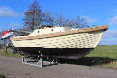 Sloep op de kant met blauwe lucht