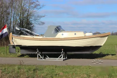 sloep op bok bij open veld