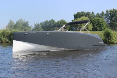 grijze open motorboot op water met bimini
