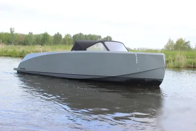 grijze cabinboot op water