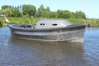 aluminium kajuitboot op water