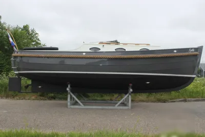 zijaanzicht van sloep op bok