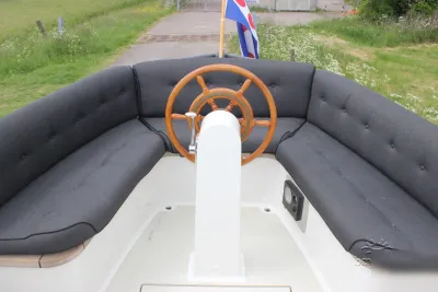 stuurwiel en zitbanken op sloepdek