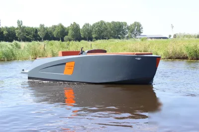 grijze boot op rustig water