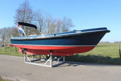 blauw-rode vlet op standaard buiten