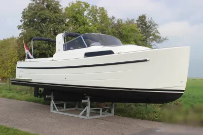 wit motorjacht op bok op land