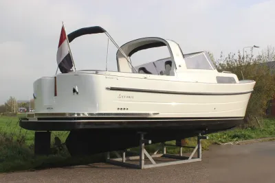 witte kajuitboot op takel