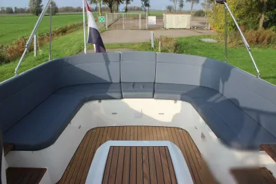 zitgedeelte van boot met teakdek