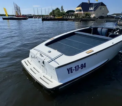 open boot afgemeerd bij waterkant