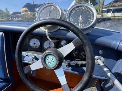 stuur en instrumentenpaneel van boot