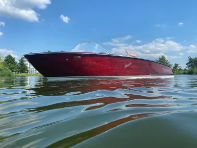houten motorboot op water