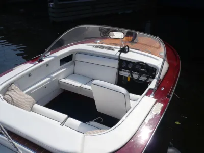 interieur van een open speedboot met witte bekleding