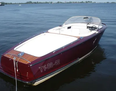 rood houten sloep op open water