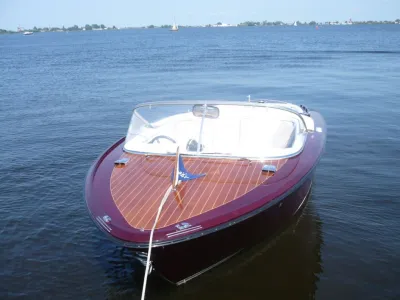 houten speedboot op rustig water